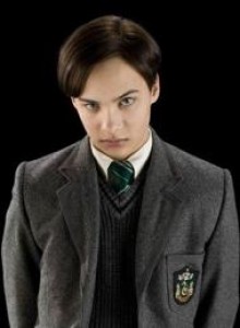190px-tom_riddle_-16_years_old-.jpg